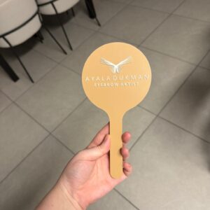 מראה מעוצבת עם ידית עם לוגו/שם